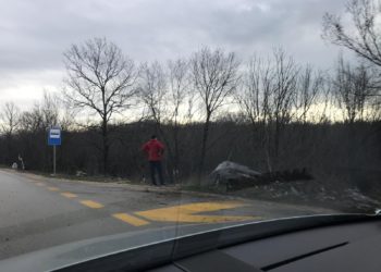 Široki Brijeg: Mercedes preko puta skretanja za Ljubotiće sletio s ceste