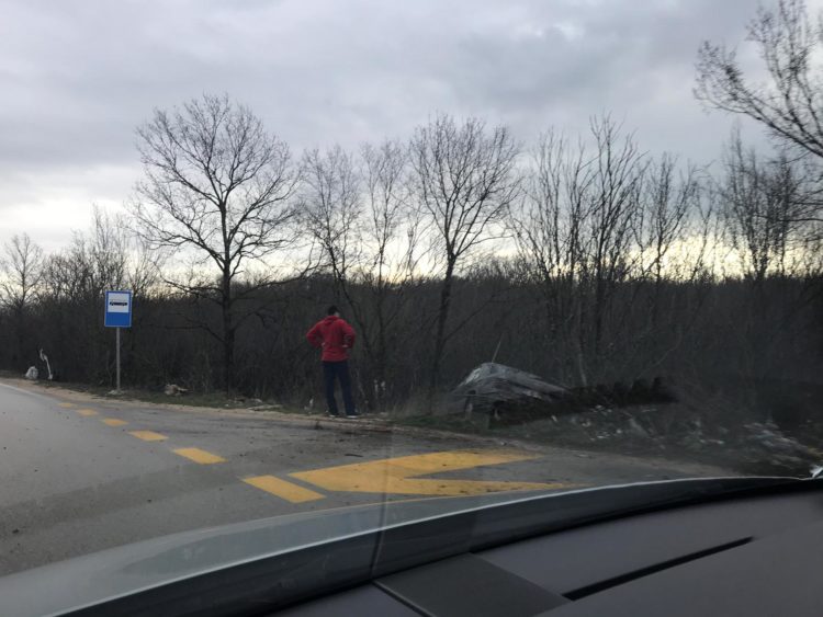 Široki Brijeg: Mercedes preko puta skretanja za Ljubotiće sletio s ceste