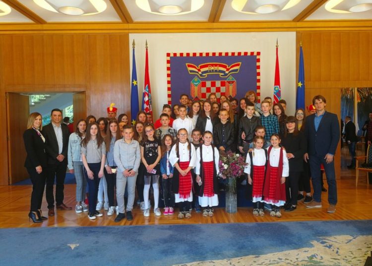 FOTO/VIDEO: Učenici iz Sovića zagangali u Uredu Predsjednice Kolinde