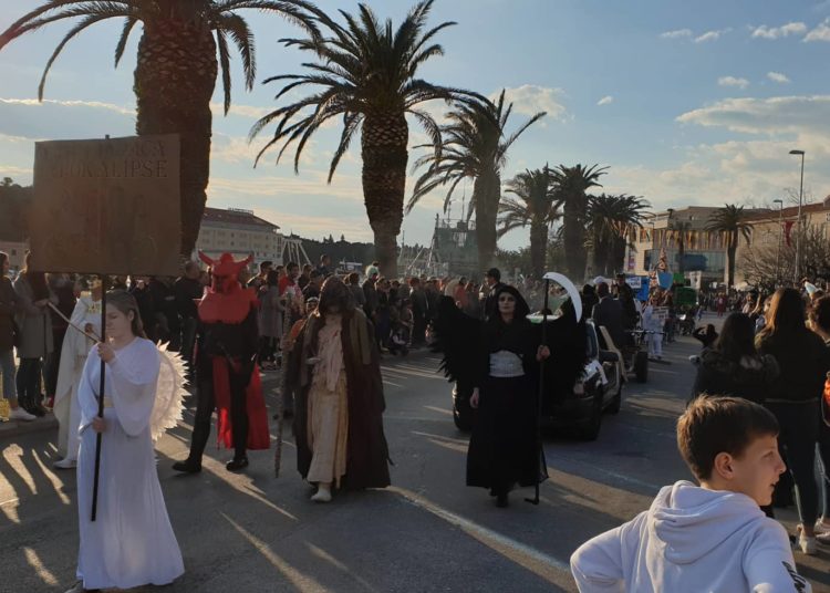 U Makarskoj održan veliki zimski karneval (FOTO)