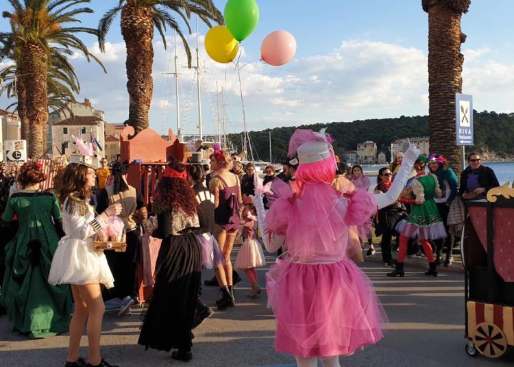U Makarskoj održan veliki zimski karneval (FOTO)