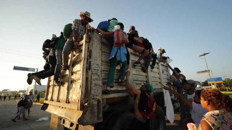 Kamion koji je u Meksiku prevozio migrante izletio s ceste, najmanje 25 osoba poginulo