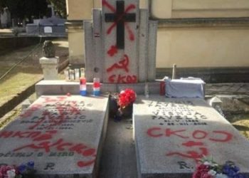 Išaran grob Ante Pavelića, nacrtan srp i čekić