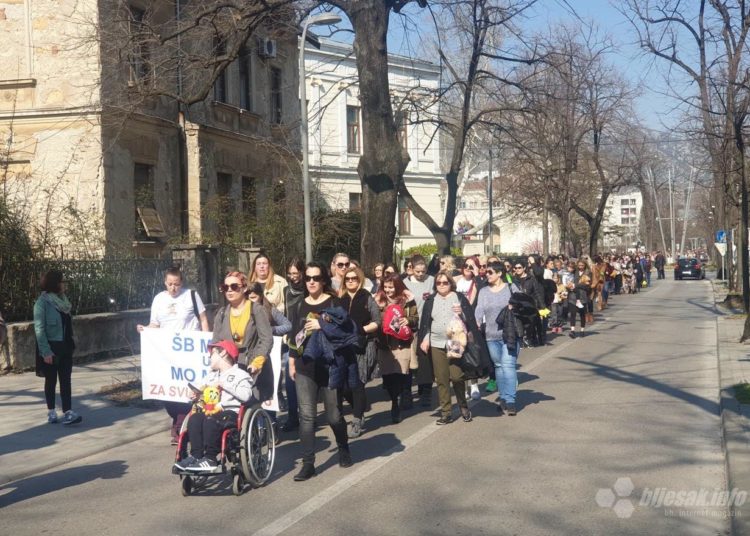 U Mostaru održana prosvjedna šetnja u znak podrške majci i djeci