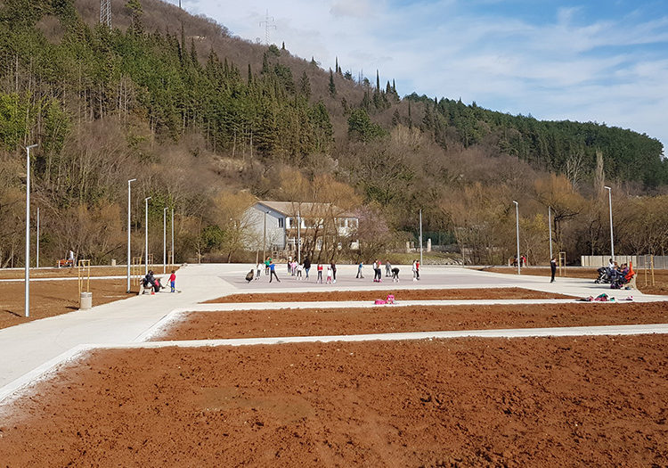 Širokobriježani šetaju Borkom, djeca uživaju igrajući se u parku