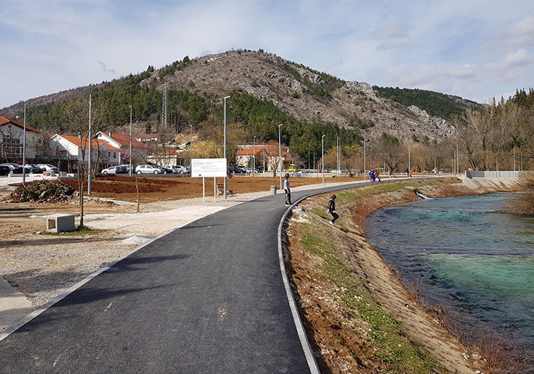 Širokobriježani šetaju Borkom, djeca uživaju igrajući se u parku