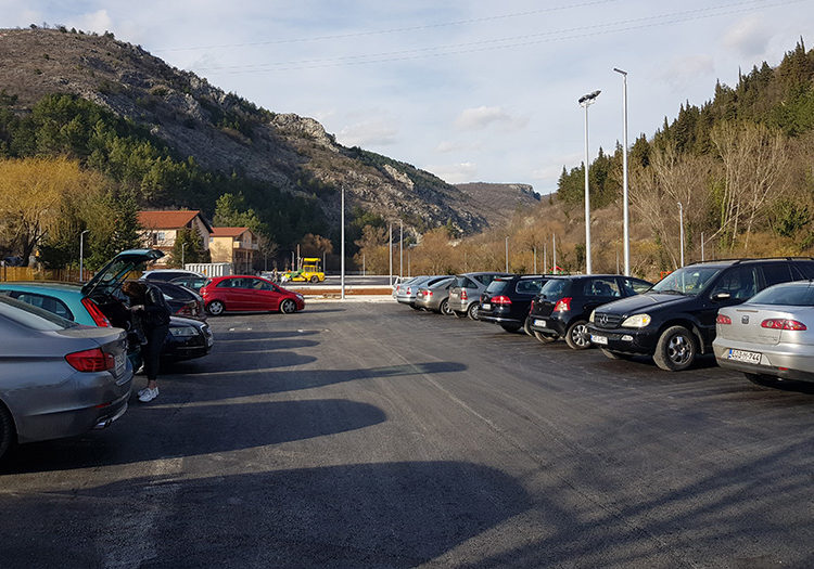 Širokobriježani šetaju Borkom, djeca uživaju igrajući se u parku
