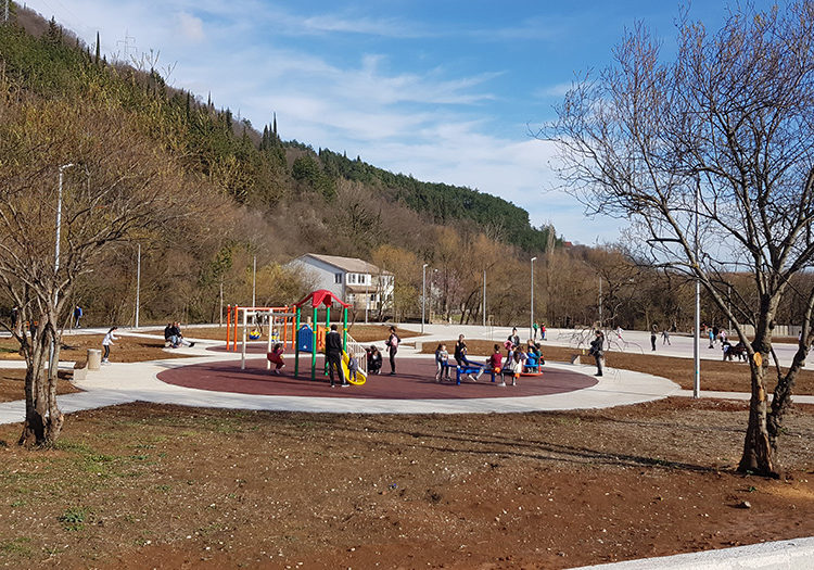 Širokobriježani šetaju Borkom, djeca uživaju igrajući se u parku