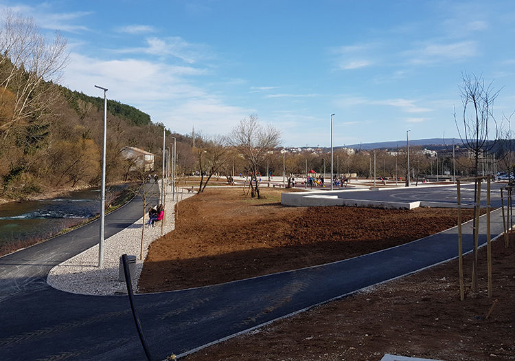 Širokobriježani šetaju Borkom, djeca uživaju igrajući se u parku