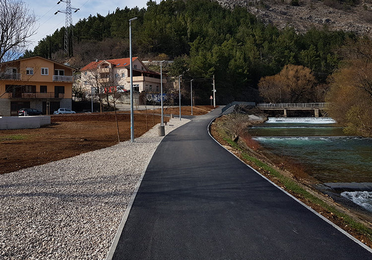 Širokobriježani šetaju Borkom, djeca uživaju igrajući se u parku