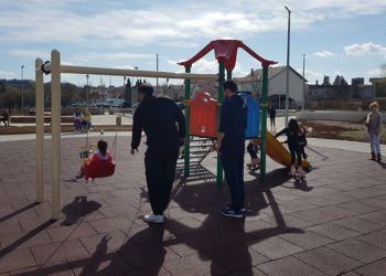 Širokobriježani šetaju Borkom, djeca uživaju igrajući se u parku