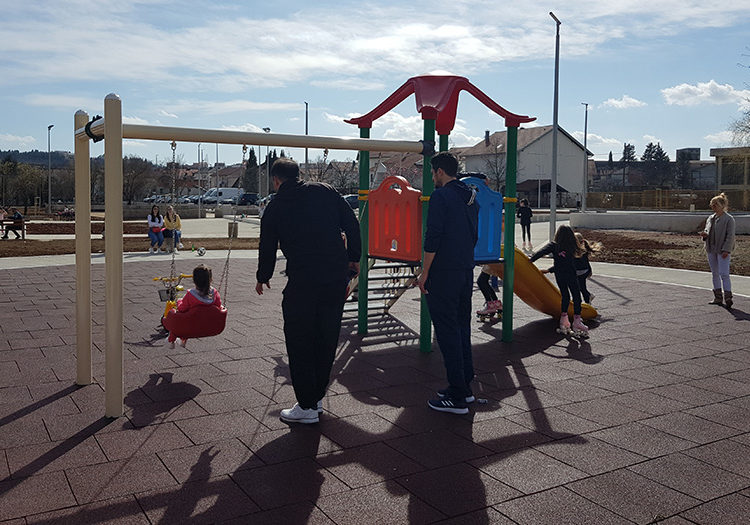 Širokobriježani šetaju Borkom, djeca uživaju igrajući se u parku