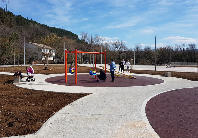 Širokobriježani šetaju Borkom, djeca uživaju igrajući se u parku