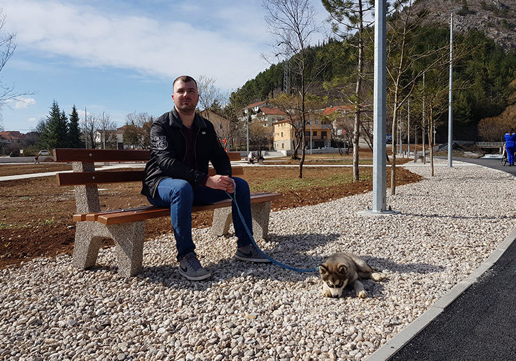 Širokobriježani šetaju Borkom, djeca uživaju igrajući se u parku