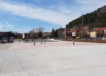 Širokobriježani šetaju Borkom, djeca uživaju igrajući se u parku