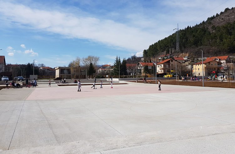 Širokobriježani šetaju Borkom, djeca uživaju igrajući se u parku