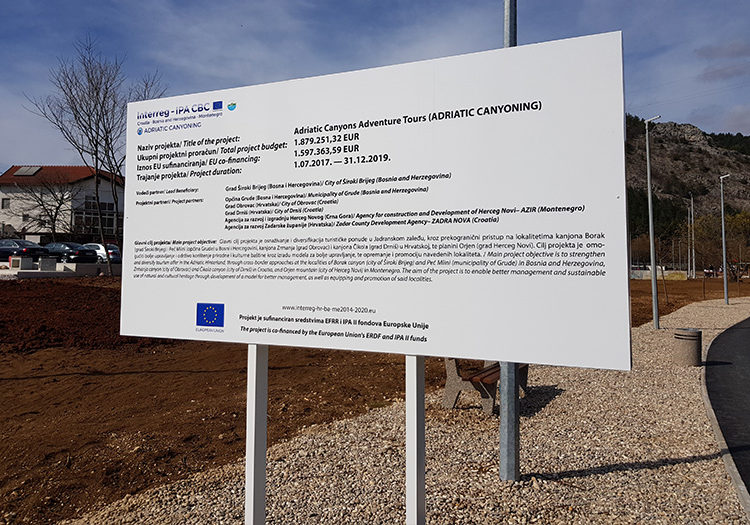 Širokobriježani šetaju Borkom, djeca uživaju igrajući se u parku