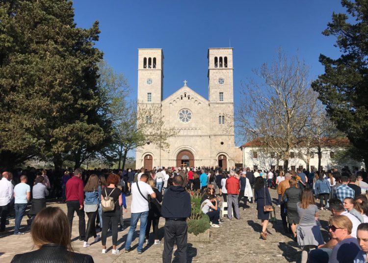 Mnoštvo vjernika na Putu križa od Uzarića do Širokog Brijega
