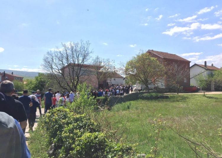Mnoštvo vjernika na Putu križa od Uzarića do Širokog Brijega