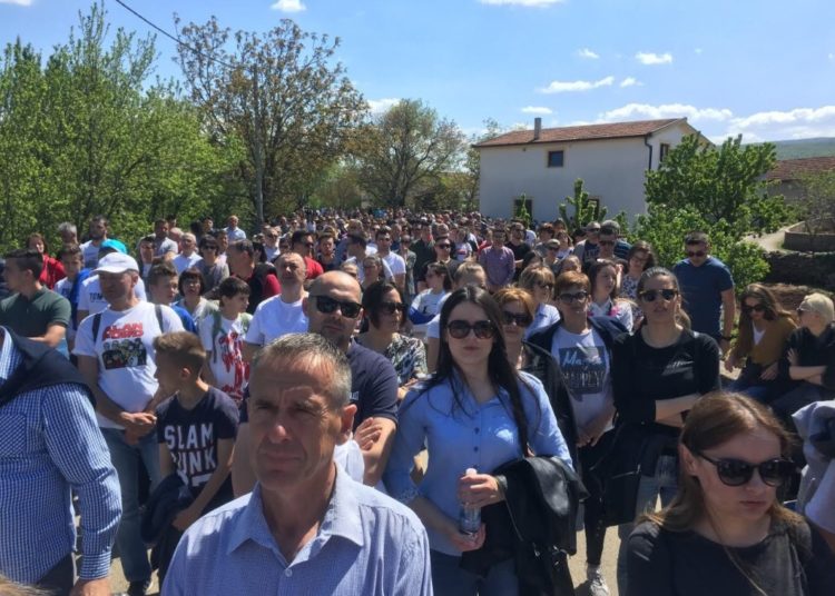 Mnoštvo vjernika na Putu križa od Uzarića do Širokog Brijega