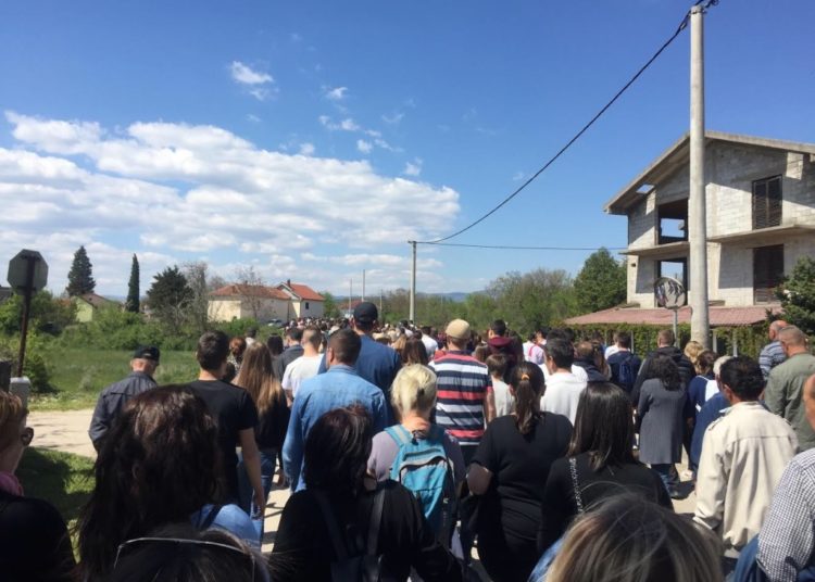 Mnoštvo vjernika na Putu križa od Uzarića do Širokog Brijega