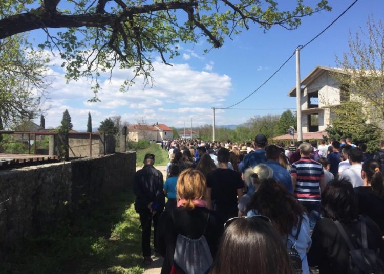 Mnoštvo vjernika na Putu križa od Uzarića do Širokog Brijega