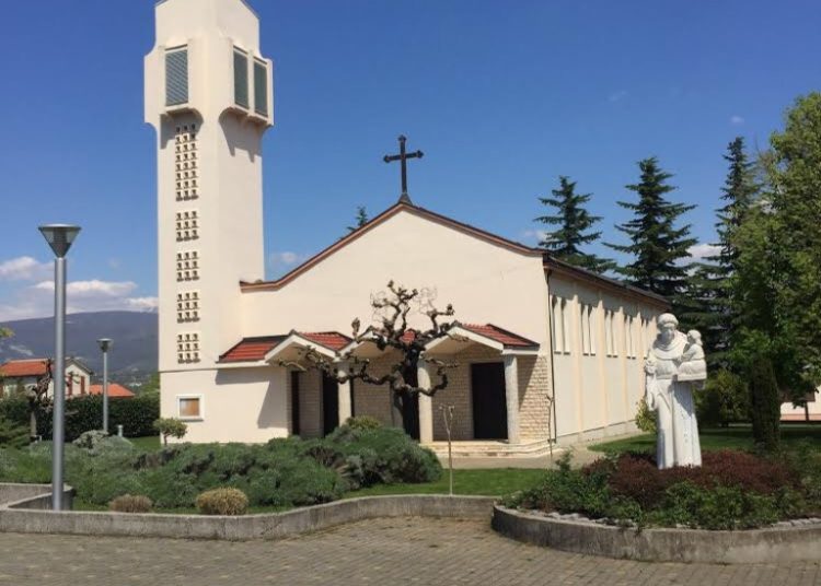 Mnoštvo vjernika na Putu križa od Uzarića do Širokog Brijega
