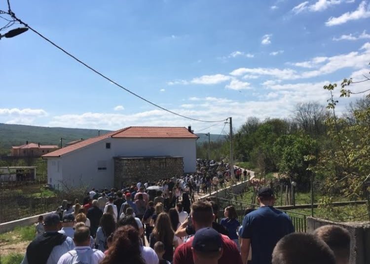 Mnoštvo vjernika na Putu križa od Uzarića do Širokog Brijega