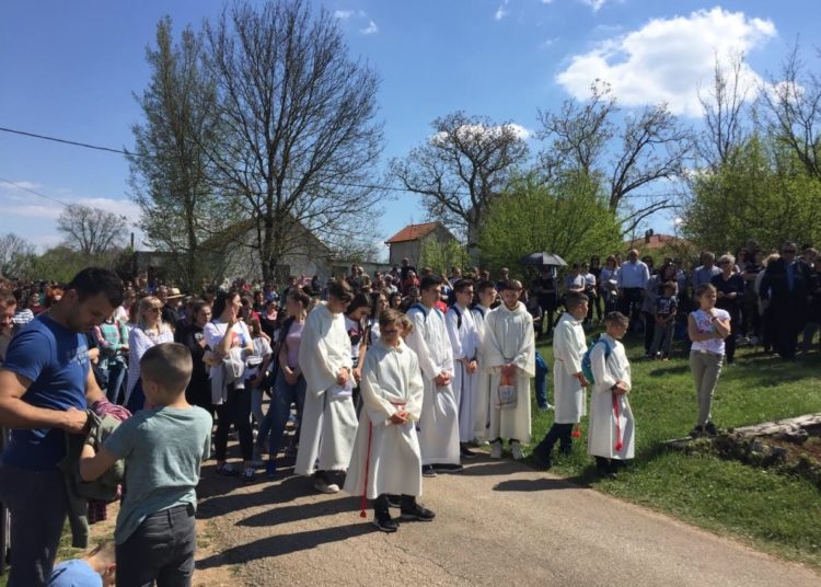 Mnoštvo vjernika na Putu križa od Uzarića do Širokog Brijega