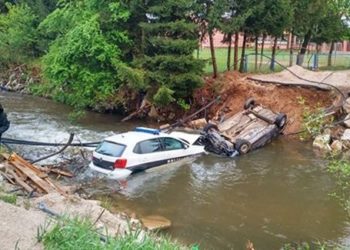 Nevjerojatne fotografije: Potjera završila kupanjem policajaca i bjegunaca