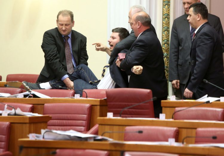 Sindikat traži dodatak za iznošenje Pernara iz Sabora