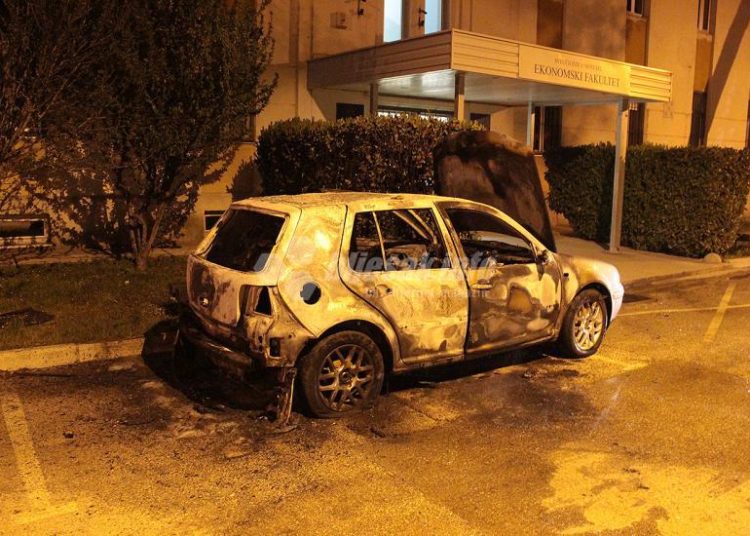 Na kampusu Sveučilišta u Mostaru izgorio automobil