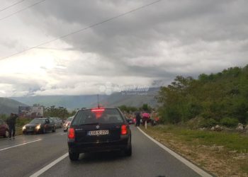 Prometna nesreća na Žovnici: Mercedes sletio s ceste