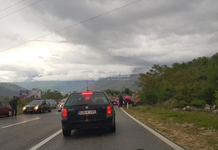 Prometna nesreća na Žovnici: Mercedes sletio s ceste