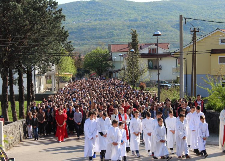 Tisuće vjernika na Veliki petak na Kočerinu