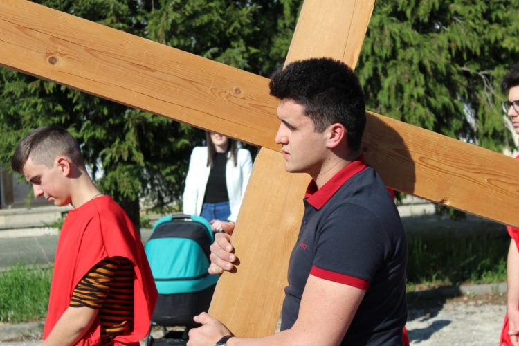 Tisuće vjernika na Veliki petak na Kočerinu