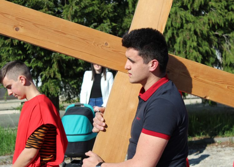 Tisuće vjernika na Veliki petak na Kočerinu