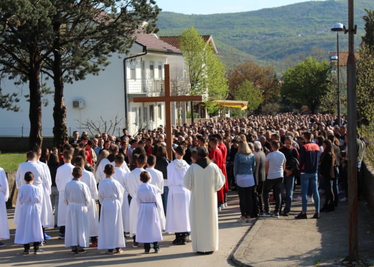 Tisuće vjernika na Veliki petak na Kočerinu