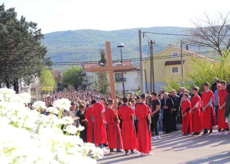Tisuće vjernika na Veliki petak na Kočerinu