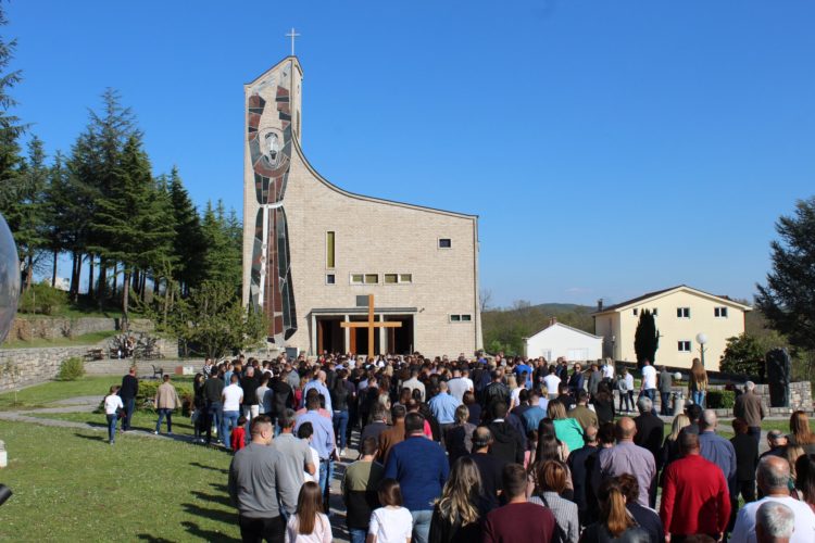 Tisuće vjernika na Veliki petak na Kočerinu