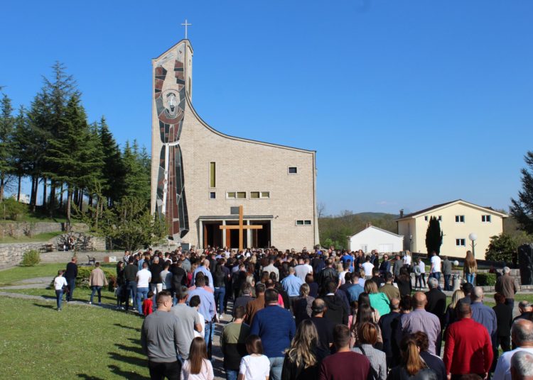 Tisuće vjernika na Veliki petak na Kočerinu