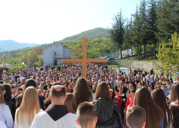 Tisuće vjernika na Veliki petak na Kočerinu