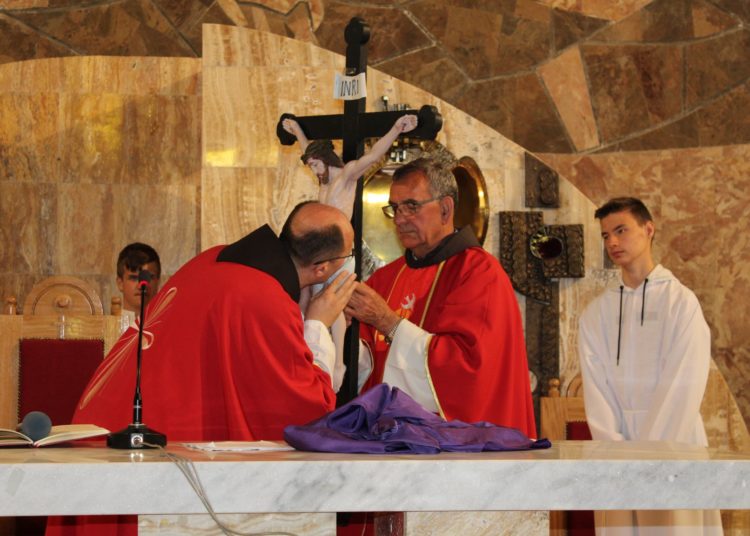 Tisuće vjernika na Veliki petak na Kočerinu