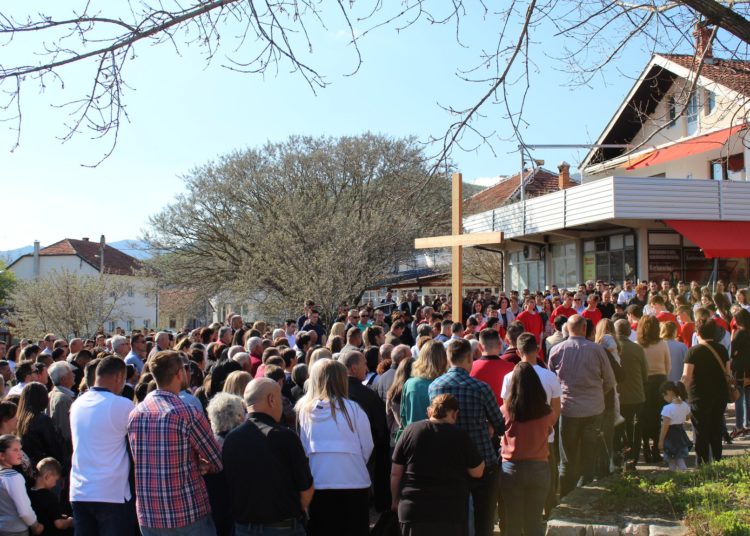 Tisuće vjernika na Veliki petak na Kočerinu