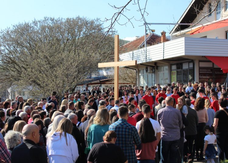 Tisuće vjernika na Veliki petak na Kočerinu