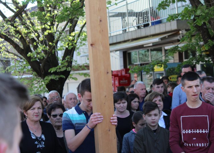 Tisuće vjernika na Veliki petak na Kočerinu