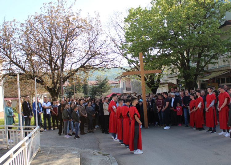 Tisuće vjernika na Veliki petak na Kočerinu