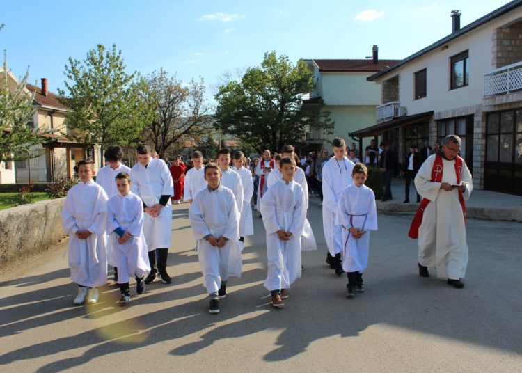 Tisuće vjernika na Veliki petak na Kočerinu