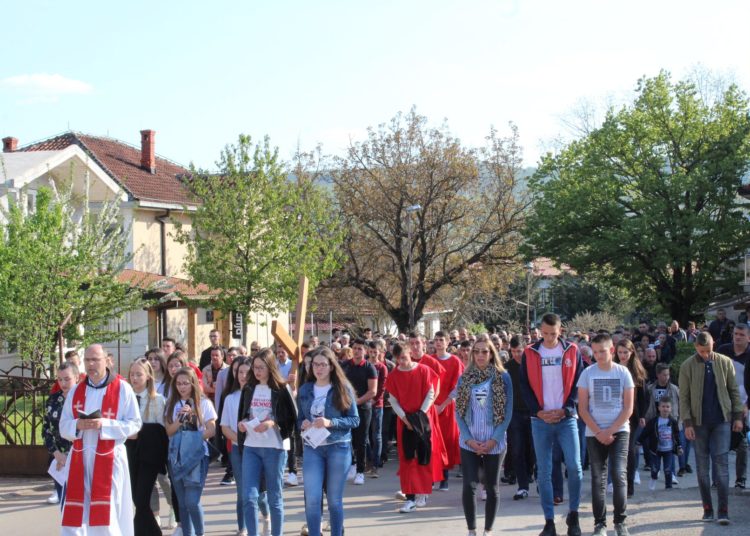 Tisuće vjernika na Veliki petak na Kočerinu