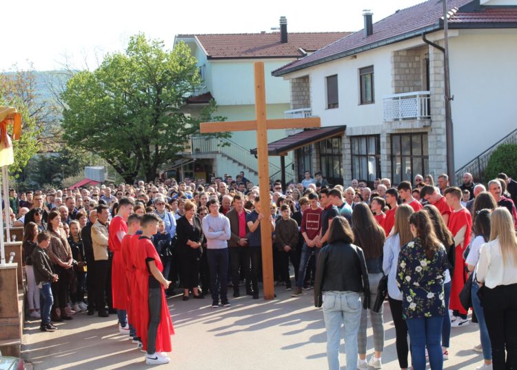 Tisuće vjernika na Veliki petak na Kočerinu